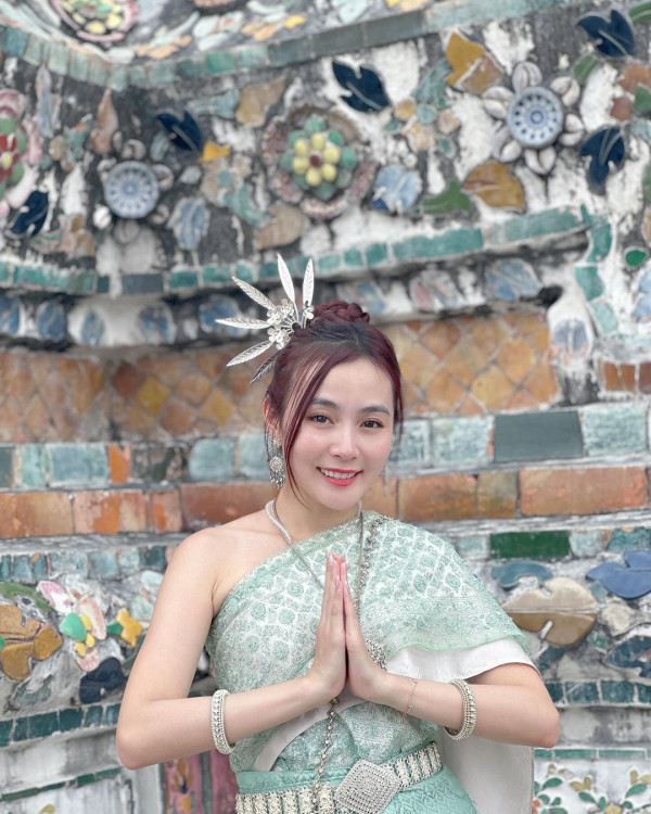 楊洛婷與老公巴黎鐵塔下浪漫留影 重穿十年前婚禮晚裝 身材依然弗爆 