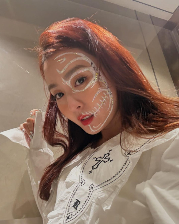 楊洛婷與老公巴黎鐵塔下浪漫留影 重穿十年前婚禮晚裝 身材依然弗爆 