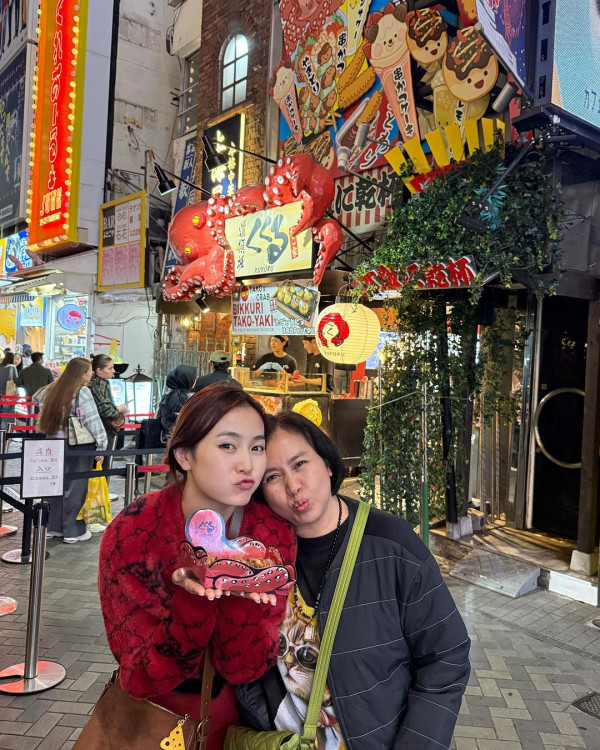 楊洛婷與老公巴黎鐵塔下浪漫留影 重穿十年前婚禮晚裝 身材依然弗爆 