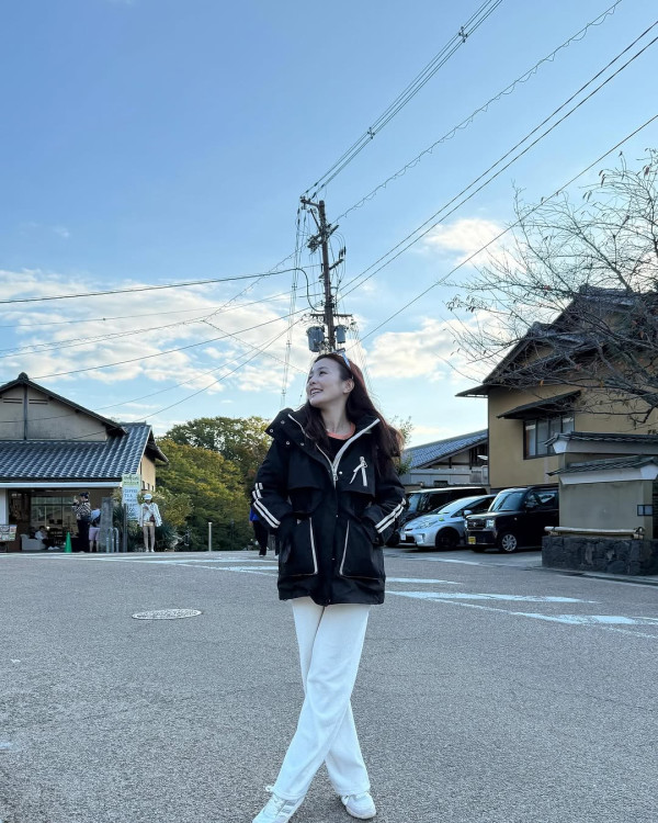 楊洛婷與老公巴黎鐵塔下浪漫留影 重穿十年前婚禮晚裝 身材依然弗爆 