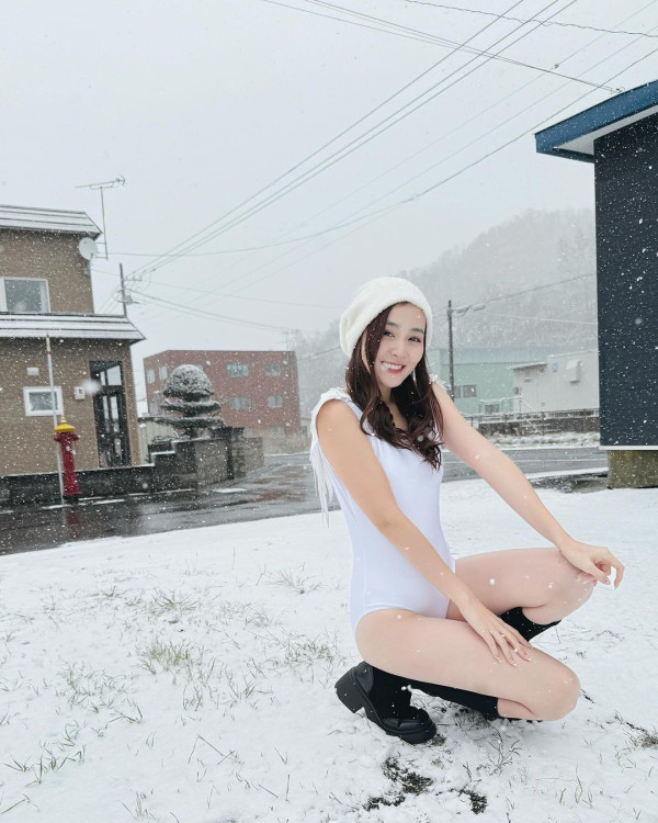 楊洛婷與老公巴黎鐵塔下浪漫留影 重穿十年前婚禮晚裝 身材依然弗爆 