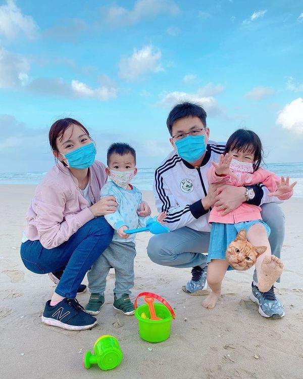 楊洛婷與老公巴黎鐵塔下浪漫留影 重穿十年前婚禮晚裝 身材依然弗爆 