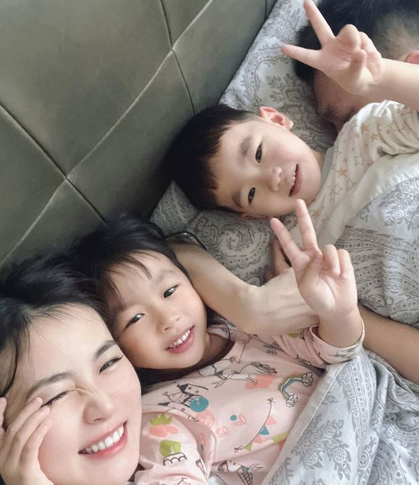 楊洛婷與老公巴黎鐵塔下浪漫留影 重穿十年前婚禮晚裝 身材依然弗爆 