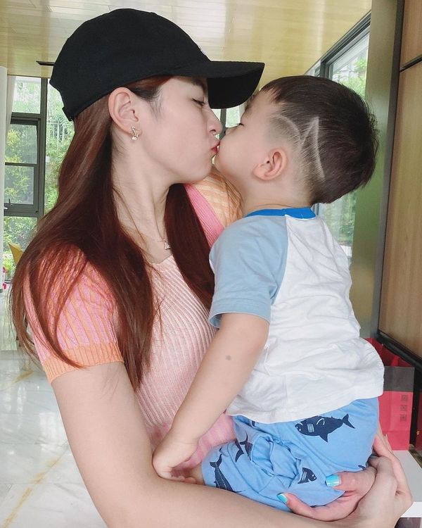 楊洛婷與老公巴黎鐵塔下浪漫留影 重穿十年前婚禮晚裝 身材依然弗爆 