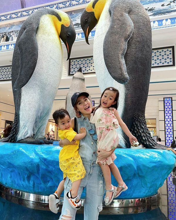 楊洛婷與老公巴黎鐵塔下浪漫留影 重穿十年前婚禮晚裝 身材依然弗爆 