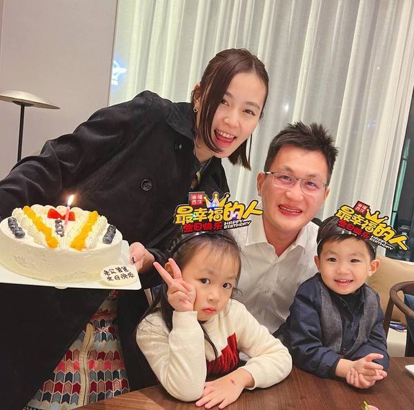 楊洛婷與老公巴黎鐵塔下浪漫留影 重穿十年前婚禮晚裝 身材依然弗爆 