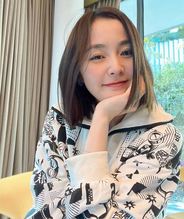 楊洛婷與老公巴黎鐵塔下浪漫留影 重穿十年前婚禮晚裝 身材依然弗爆 