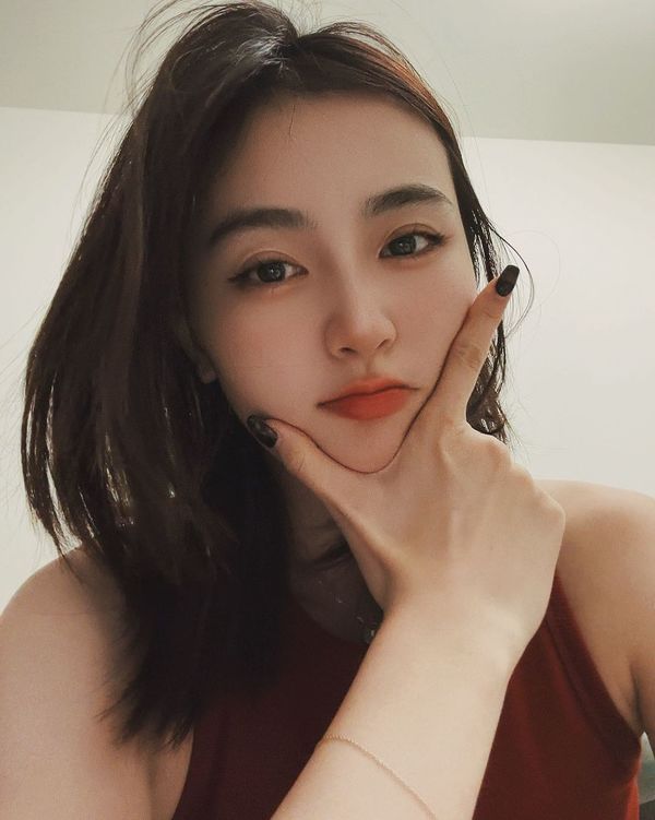 楊洛婷與老公巴黎鐵塔下浪漫留影 重穿十年前婚禮晚裝 身材依然弗爆 