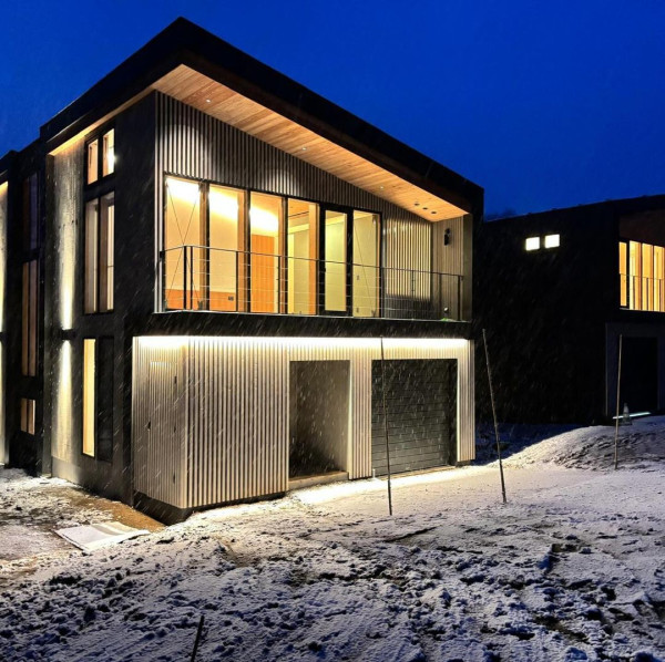 楊洛婷與老公巴黎鐵塔下浪漫留影 重穿十年前婚禮晚裝 身材依然弗爆 