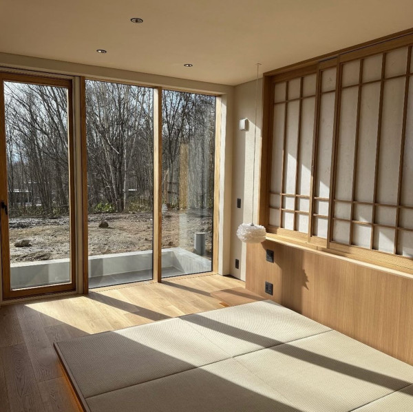 楊洛婷與老公巴黎鐵塔下浪漫留影 重穿十年前婚禮晚裝 身材依然弗爆 