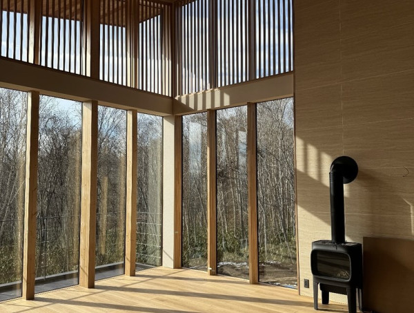 楊洛婷與老公巴黎鐵塔下浪漫留影 重穿十年前婚禮晚裝 身材依然弗爆 