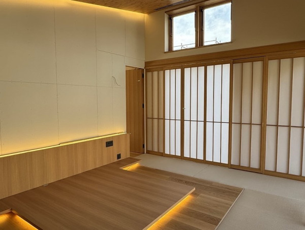 楊洛婷與老公巴黎鐵塔下浪漫留影 重穿十年前婚禮晚裝 身材依然弗爆 