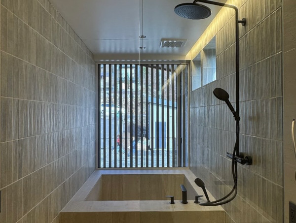 楊洛婷與老公巴黎鐵塔下浪漫留影 重穿十年前婚禮晚裝 身材依然弗爆 