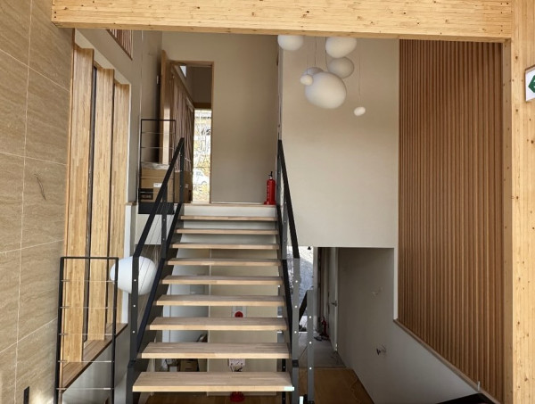 楊洛婷與老公巴黎鐵塔下浪漫留影 重穿十年前婚禮晚裝 身材依然弗爆 