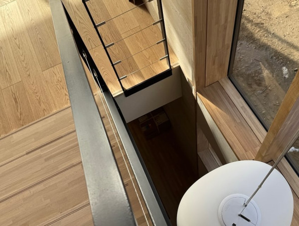 楊洛婷與老公巴黎鐵塔下浪漫留影 重穿十年前婚禮晚裝 身材依然弗爆 