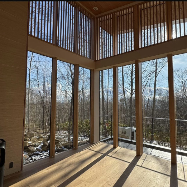 楊洛婷與老公巴黎鐵塔下浪漫留影 重穿十年前婚禮晚裝 身材依然弗爆 