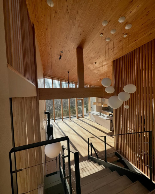 楊洛婷與老公巴黎鐵塔下浪漫留影 重穿十年前婚禮晚裝 身材依然弗爆 