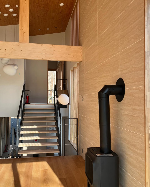 楊洛婷與老公巴黎鐵塔下浪漫留影 重穿十年前婚禮晚裝 身材依然弗爆 