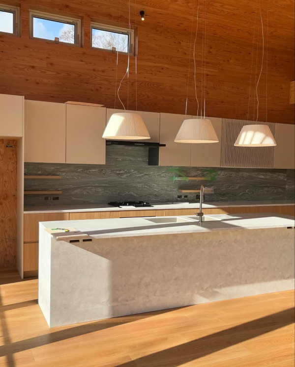 楊洛婷與老公巴黎鐵塔下浪漫留影 重穿十年前婚禮晚裝 身材依然弗爆 