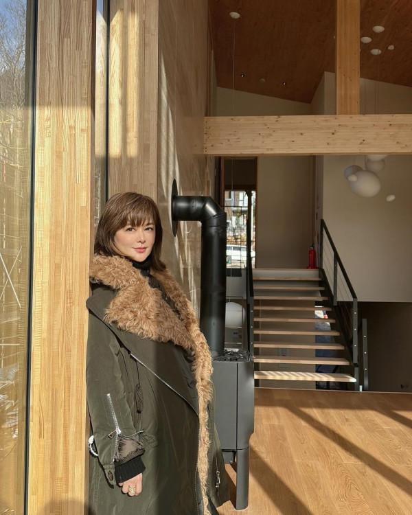 楊洛婷與老公巴黎鐵塔下浪漫留影 重穿十年前婚禮晚裝 身材依然弗爆 