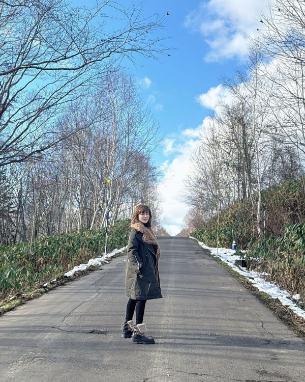 楊洛婷與老公巴黎鐵塔下浪漫留影 重穿十年前婚禮晚裝 身材依然弗爆 