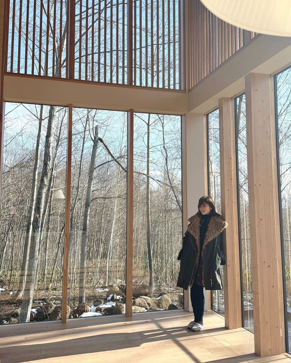 楊洛婷與老公巴黎鐵塔下浪漫留影 重穿十年前婚禮晚裝 身材依然弗爆 