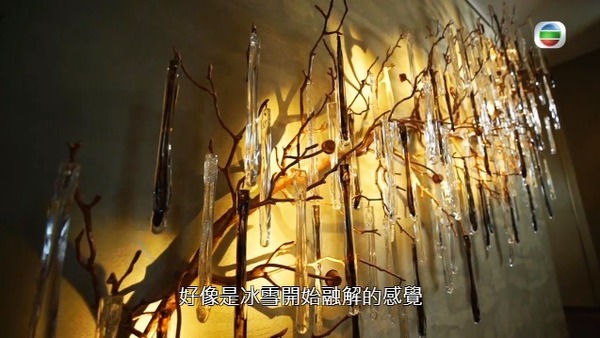 楊洛婷與老公巴黎鐵塔下浪漫留影 重穿十年前婚禮晚裝 身材依然弗爆 