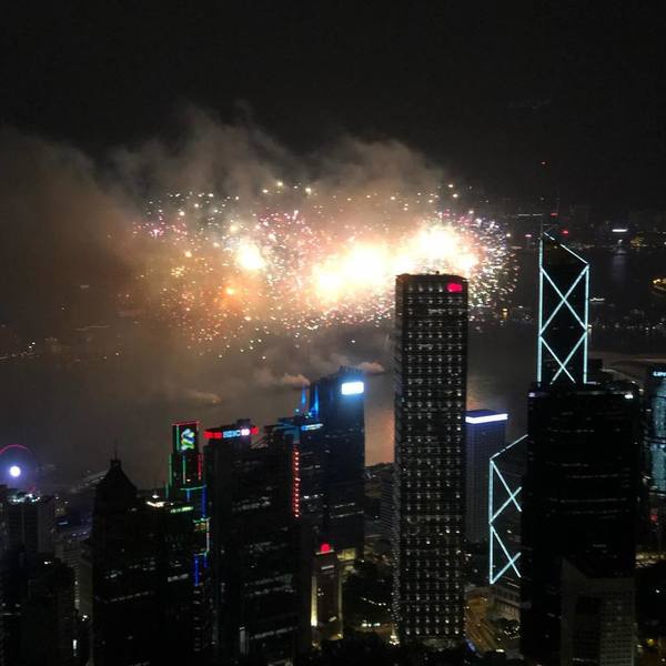 楊洛婷與老公巴黎鐵塔下浪漫留影 重穿十年前婚禮晚裝 身材依然弗爆 