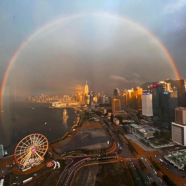 楊洛婷與老公巴黎鐵塔下浪漫留影 重穿十年前婚禮晚裝 身材依然弗爆 