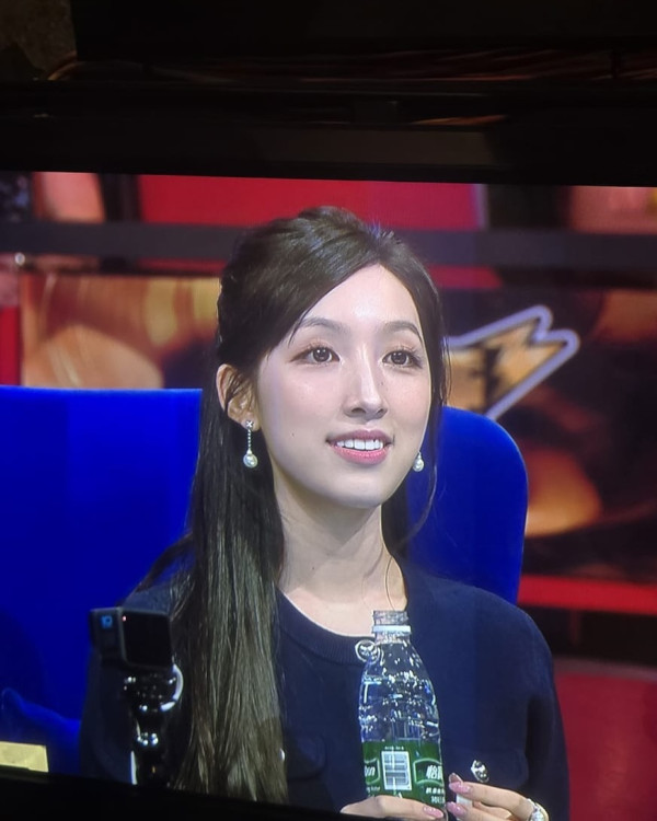 海兒富士山前打卡大曬黑絲誘惑 《中年好聲音3》評審背景超強勁 