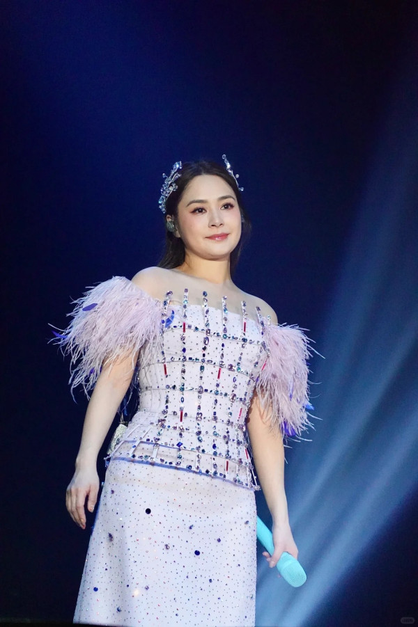 Twins倫敦巡唱｜阿嬌驚現包包面身型再暴脹 網友大驚：係咪被人P咗圖咋？ 