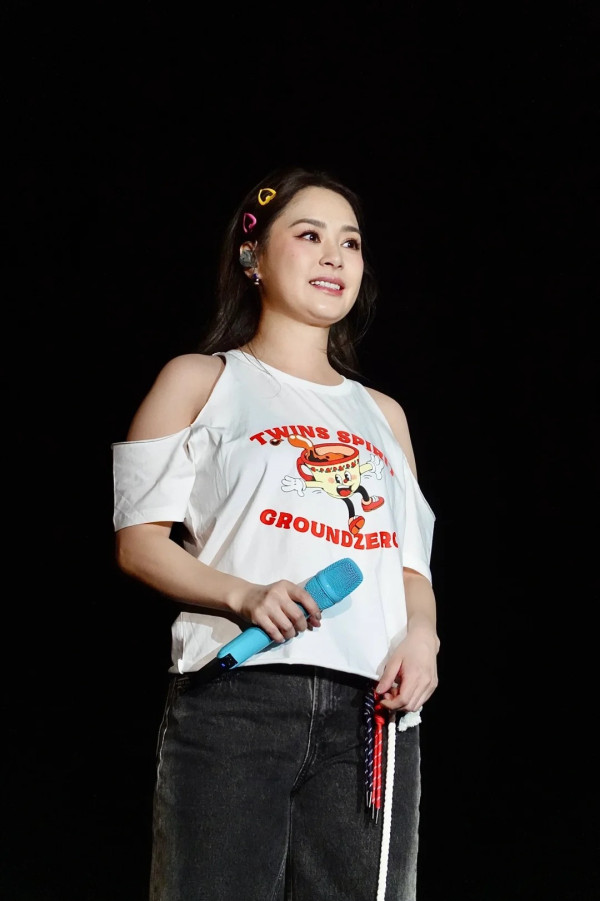 Twins倫敦巡唱｜阿嬌驚現包包面身型再暴脹 網友大驚：係咪被人P咗圖咋？ 