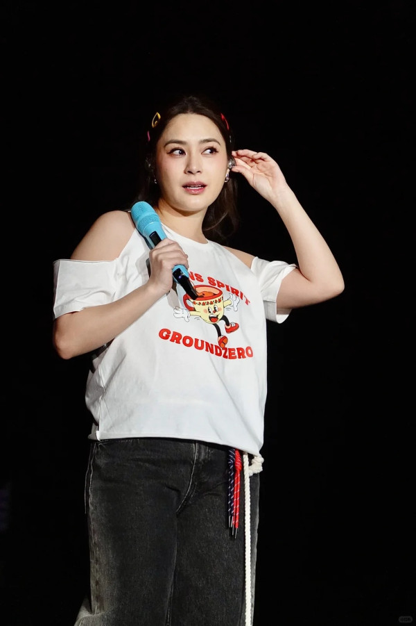 Twins倫敦巡唱｜阿嬌驚現包包面身型再暴脹 網友大驚：係咪被人P咗圖咋？ 