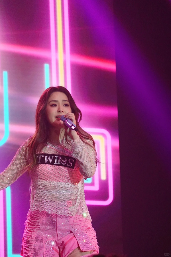 Twins倫敦巡唱｜阿嬌驚現包包面身型再暴脹 網友大驚：係咪被人P咗圖咋？ 