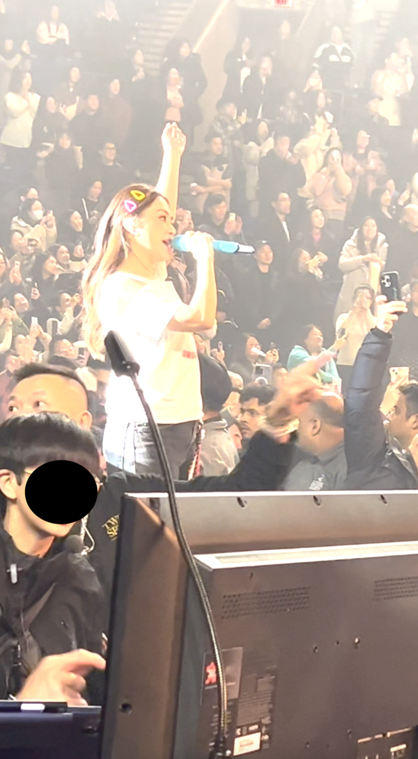 Twins倫敦巡唱｜阿嬌驚現包包面身型再暴脹 網友大驚：係咪被人P咗圖咋？ 