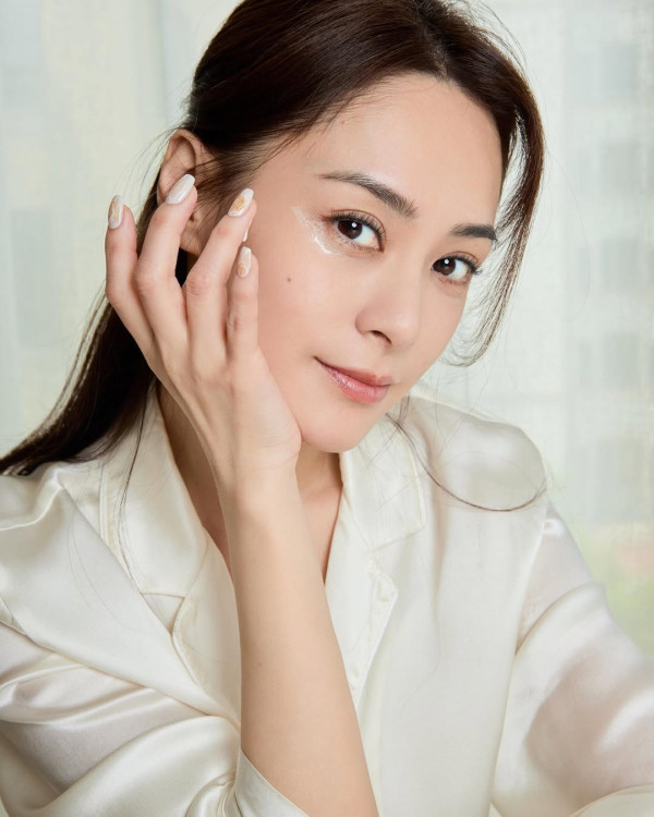 Twins倫敦巡唱｜阿嬌驚現包包面身型再暴脹 網友大驚：係咪被人P咗圖咋？ 