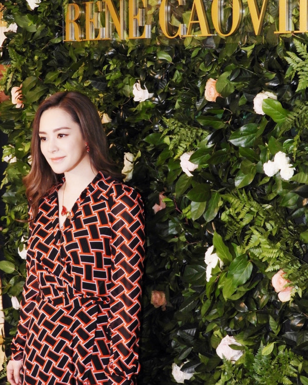 Twins倫敦巡唱｜阿嬌驚現包包面身型再暴脹 網友大驚：係咪被人P咗圖咋？ 