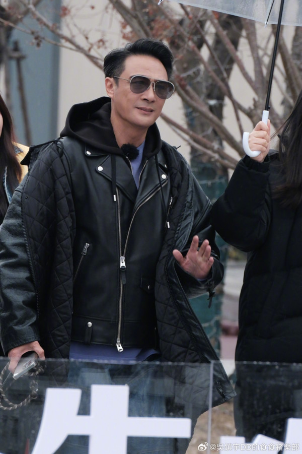 吳鎮宇一家旅遊 兒子一舉動獲讚孝順