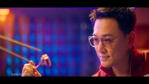 林峯廣告板變「港版心齋橋」打卡位？網民笑言：飛鷹爪媲美「固力果跑跑人」 