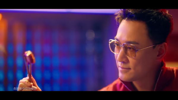 林峯廣告板變「港版心齋橋」打卡位？網民笑言：飛鷹爪媲美「固力果跑跑人」 