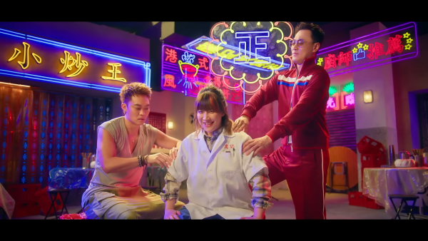 林峯廣告板變「港版心齋橋」打卡位？網民笑言：飛鷹爪媲美「固力果跑跑人」 