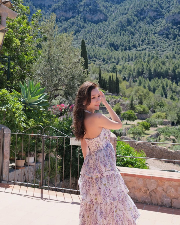 前TVB小花陳詩欣遊西班牙晒噴血身材！穿性感泳裝摀身谷4吋事業線 