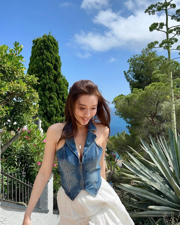 前TVB小花陳詩欣遊西班牙晒噴血身材！穿性感泳裝摀身谷4吋事業線 