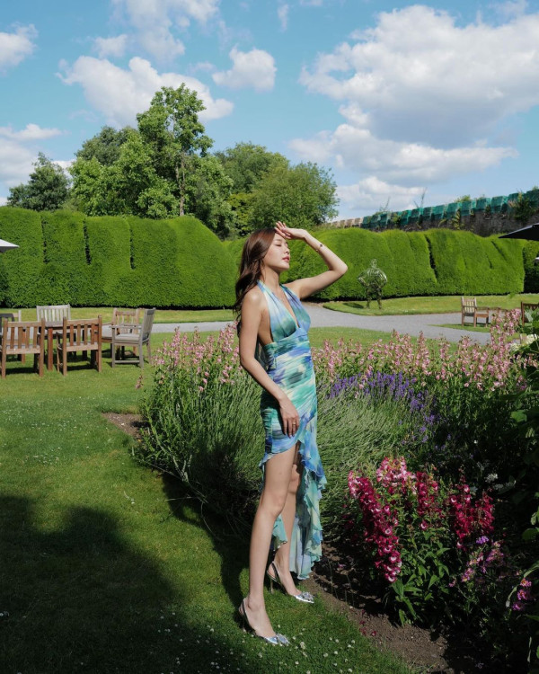 前TVB小花陳詩欣遊西班牙晒噴血身材！穿性感泳裝摀身谷4吋事業線 