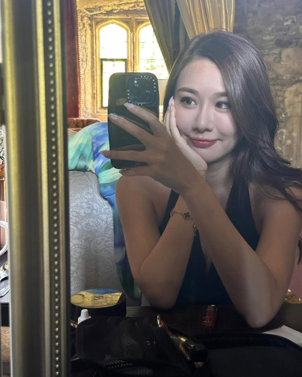 前TVB小花陳詩欣遊西班牙晒噴血身材！穿性感泳裝摀身谷4吋事業線 