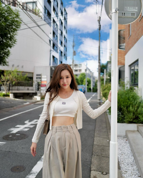 前TVB小花陳詩欣遊西班牙晒噴血身材！穿性感泳裝摀身谷4吋事業線 