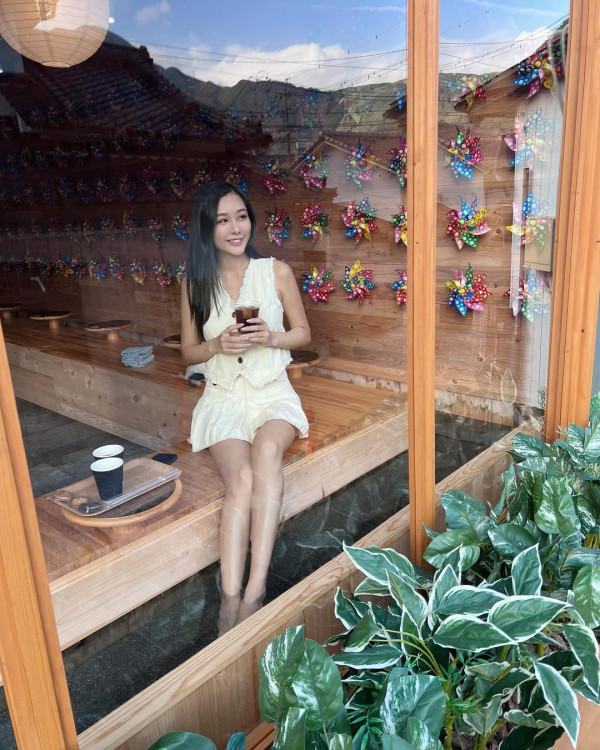 前TVB小花陳詩欣遊西班牙晒噴血身材！穿性感泳裝摀身谷4吋事業線 