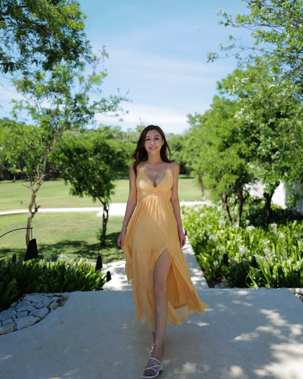 前TVB小花陳詩欣遊西班牙晒噴血身材！穿性感泳裝摀身谷4吋事業線 