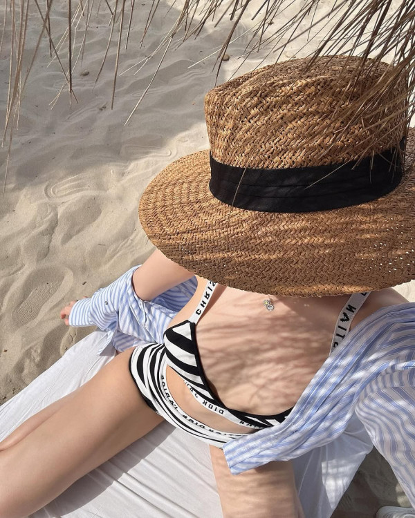 林襄赴啟德靚爆打卡 晒粉紅低胸長裙美照獲網民大讚：人靚景靚絕配 