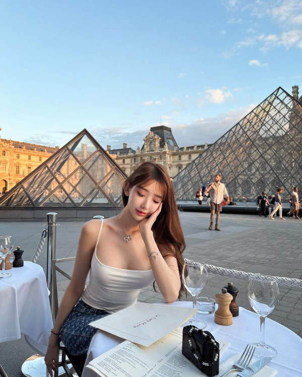 林襄赴啟德靚爆打卡 晒粉紅低胸長裙美照獲網民大讚：人靚景靚絕配 